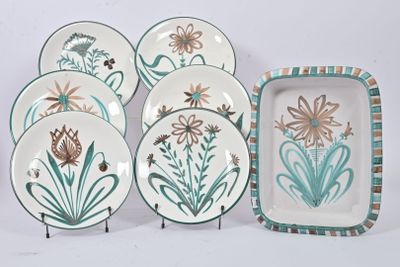 plusieurs assiettes ornées de fleurs et de feuilles, disposées les unes à côté des autres