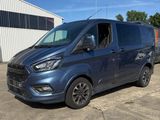 une camionnette bleue garée sur un parking à côté d'un immeuble