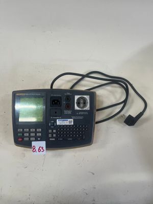 un petit appareil électronique branché sur un chargeur