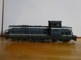 un petit train en bois posé sur une table en bois