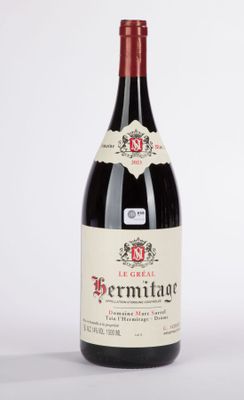 une bouteille de vin posée sur une table
