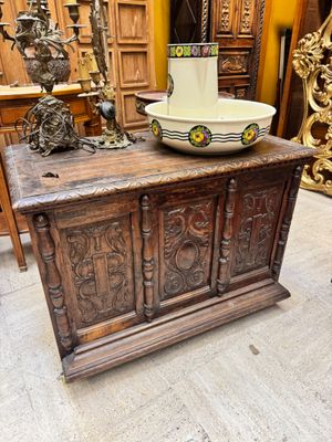 une table en bois sur laquelle est posé un bol