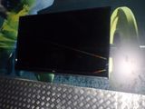 une photo d'un téléviseur posé sur une table