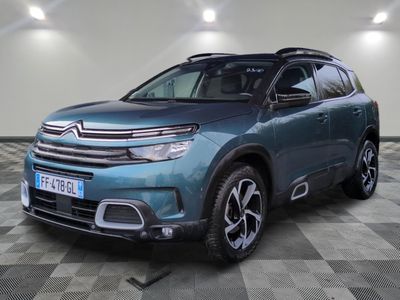SUV bleu Citroën garé dans un showroom au sol à carreaux