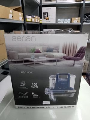 une photo représentant un carton contenant un aspirateur posé sur une table dans un magasin