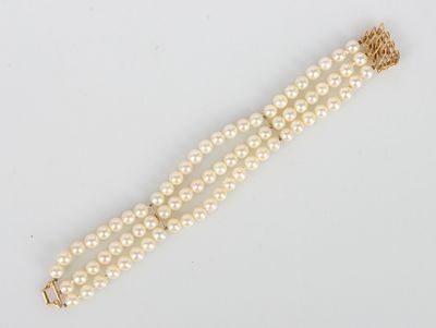 Bracelet trois rangs de perles de culture blanches. Fermoir en or - Photo 1