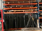 un grand nombre de palettes dans un grand entrepôt