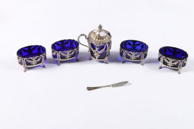 plusieurs morceaux de verre argenté et bleu sur un fond blanc