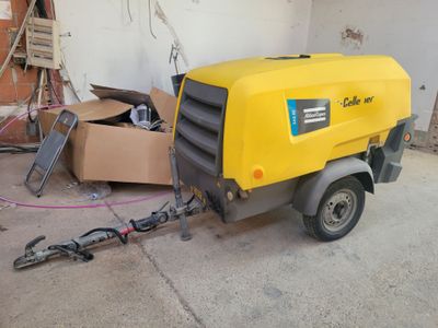 un compresseur d'air jaune posé dans un garage