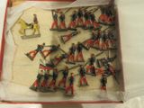 de nombreux petits soldats dans une boîte posée sur une table