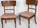 deux chaises en bois dont les assises sont recouvertes d'un tissu à motifs floraux, sur fond blanc