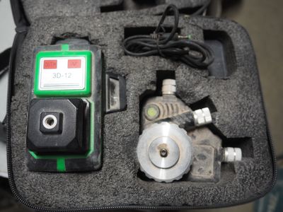 un appareil électronique vert et noir dans un étui noir