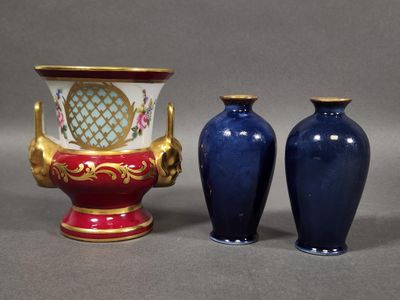 deux vases posés l'un à côté de l'autre sur une table