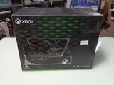 La boîte de la console Xbox est posée sur la table.