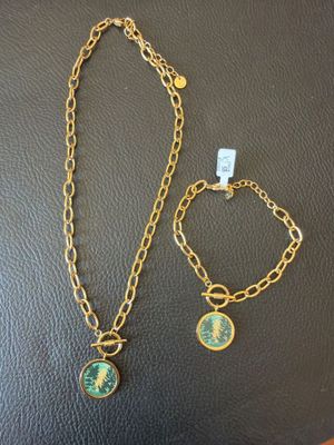 deux bijoux posés sur une surface en cuir noir