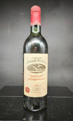 une bouteille de vin posée sur une table