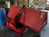 une benne basculante rouge qui est garée dans une grange