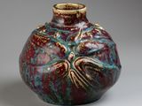 un vase orné d'un motif rouge et vert