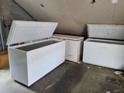 Lot de 4 congélateurs (vétuste) + un congélateur à glaces (p…