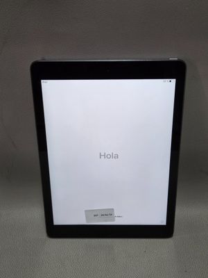 une image représentant une tablette avec le mot « hola » affiché à l'écran