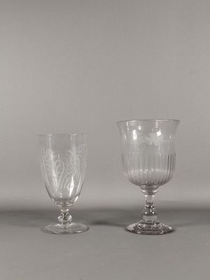 deux verres posés l'un à côté de l'autre sur une table