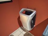 un urinoir situé dans un coin des toilettes, à côté d'un lavabo