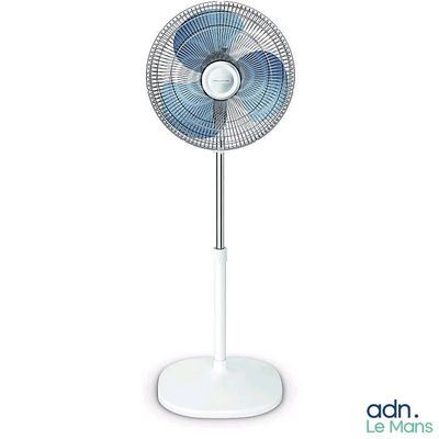 un ventilateur blanc posé sur un pied métallique