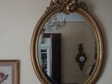 un miroir et une horloge posés sur une commode dans une pièce