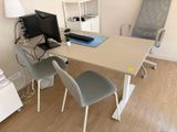 un bureau avec deux chaises et un ordinateur dessus