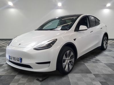 La Tesla Model Y blanche est garée dans le garage.