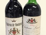 deux bouteilles de vin posées l'une à côté de l'autre sur une surface blanche