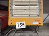 un radiateur jaune posé sur une étagère dans un garage