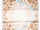 un gros plan sur un foulard carré à imprimé girafe
