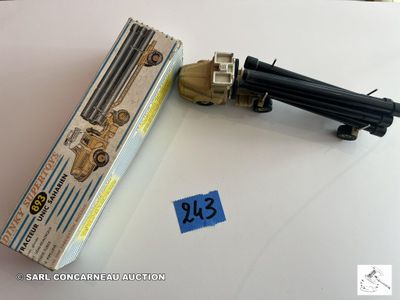 un pistolet posé sur une table à côté d'une boîte