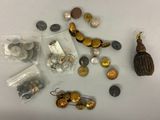 un grand nombre de pièces de monnaie et d'autres objets qui se trouvent sur la table