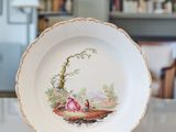 une assiette sur laquelle est représentée une femme et un chien