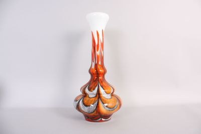 un vase posé sur une table blanche