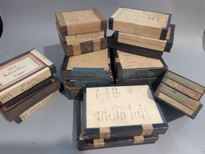 un grand nombre de vieux livres empilés les uns sur les autres