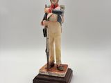 figurine représentant un soldat tenant un fusil