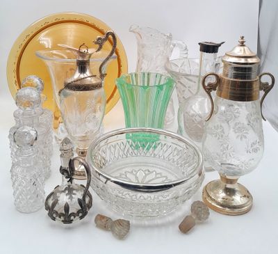 Réunion de verreries : 3 flacons en verre taillé à décor de …