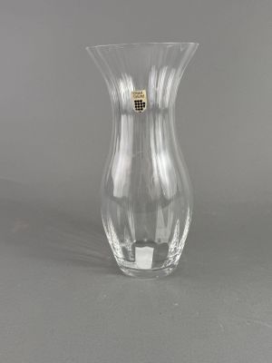 une bouteille en verre transparent contenant un petit objet en or