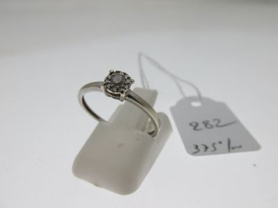 Gros plan sur une bague avec une étiquette de prix.