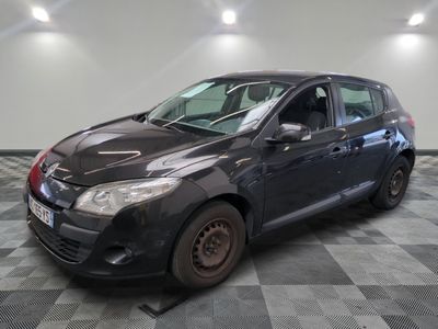la photo d'une voiture noire garée dans un garage