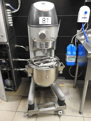 une photo d'une cuisine avec un mixeur et d'autres appareils