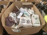une boîte en carton remplie d'appareils électroniques et d'autres objets