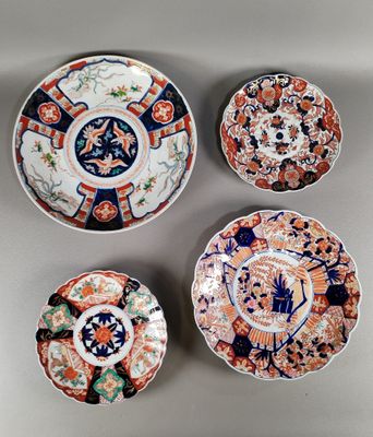 quatre assiettes à motifs différents posées sur une table