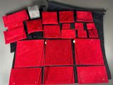 un assortiment de sacs à main en velours rouge et d'autres articles posés sur une table