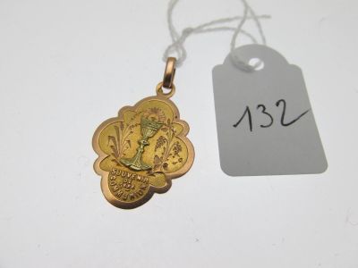 une photo d'un collier en or orné d'un petit médaillon