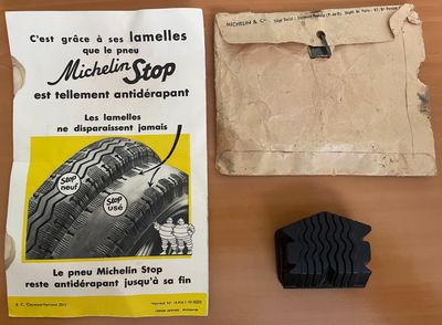 un morceau de papier sur lequel est dessinée une photo d'un pneu de moto