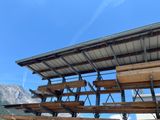 un bâtiment surmonté de nombreuses poutres en bois